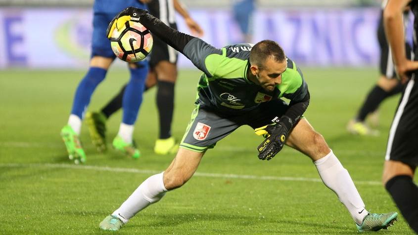  Golman Napretka slomio nogu na meču protiv Partizana 