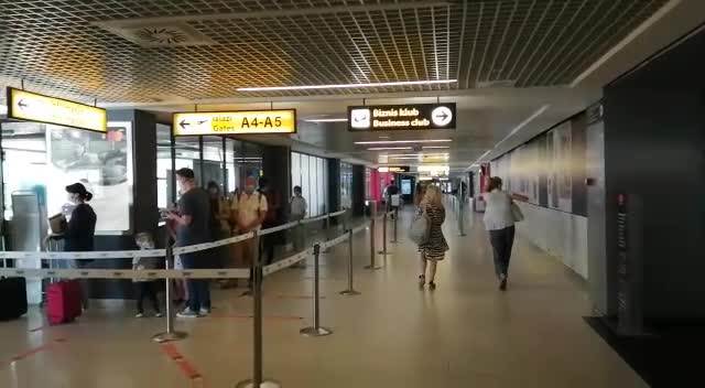  Nesvakidašnja scena u Beogradu, porođaj na aerodromu "Nikola Tesla"! 
