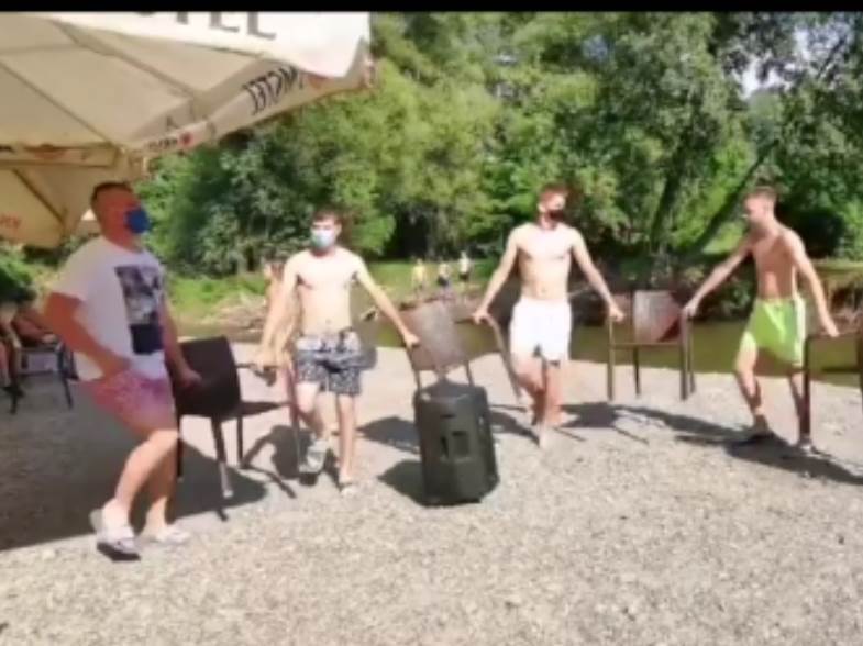  Hit snimak iz Čačka: Prase sa maskom i kolo sa stolicama otvorili sezonu! 