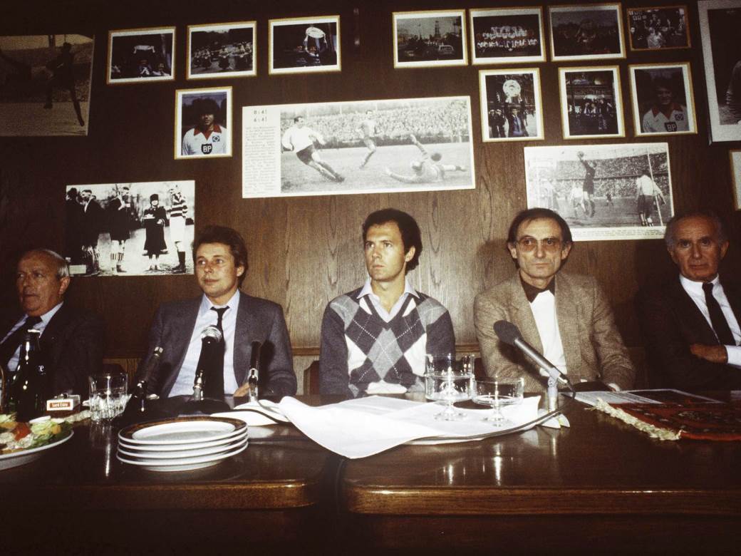 U sredini Franck Bekenbauer, sa njegove leve strane Branko Zebec.