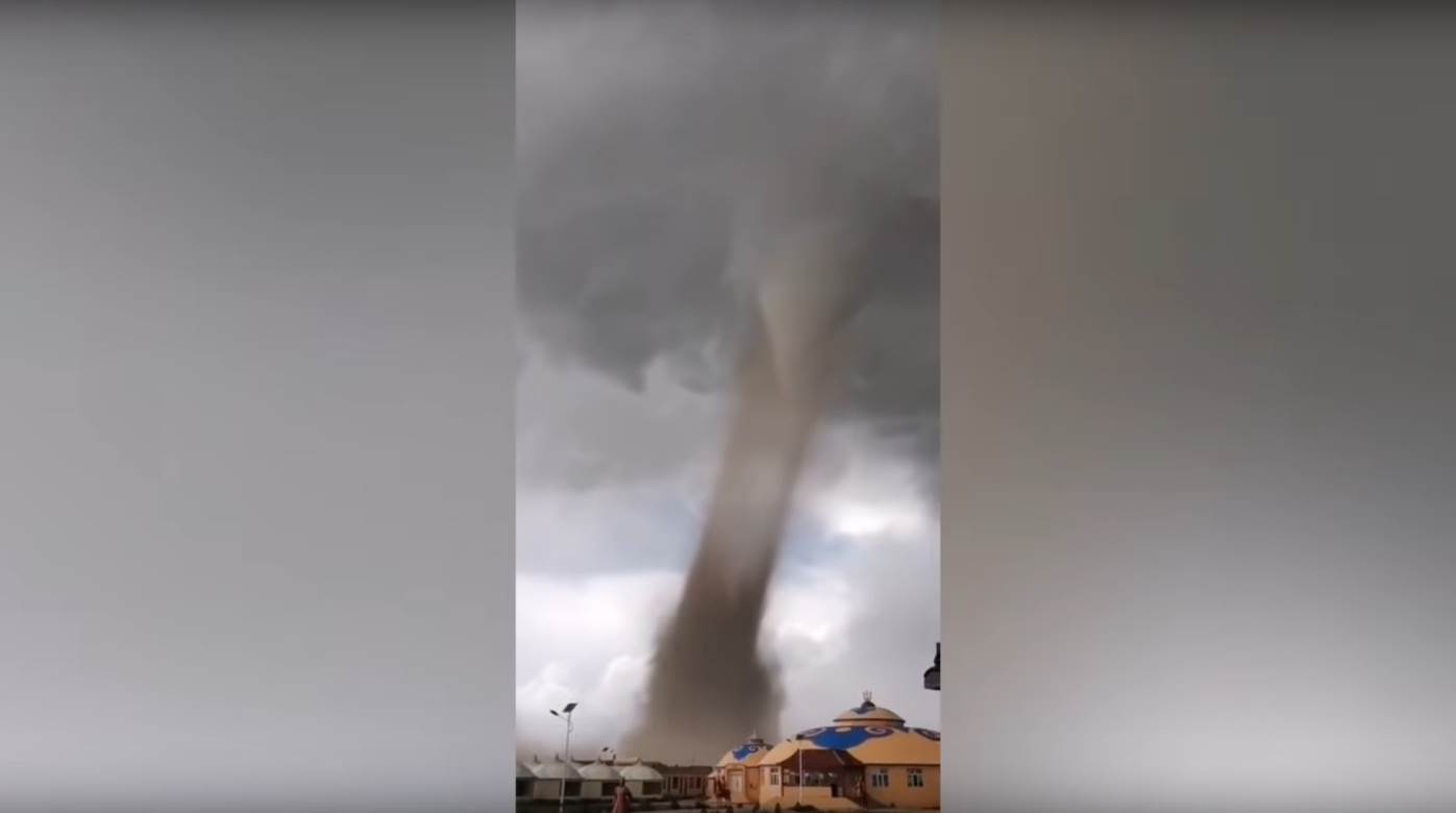  Nebo je odjednom postalo crno: Zastrašujući snimci tornada u Kini (VIDEO) 