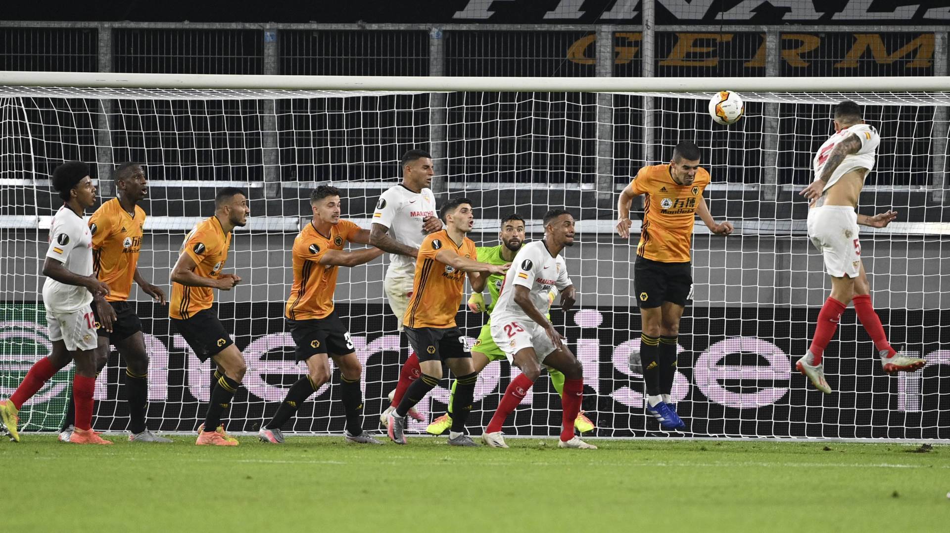  Sevilja je "car" Lige Evrope, ne pomaže ni "nauljeni" Adama! Srpski golman primio četiri gola protiv Šahtjora... 