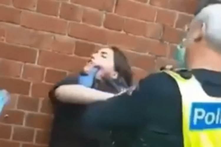  Internetom se širi brutalni snimak: Policajci srušili na zemlju devojku koja nije imala masku (VIDEO) 