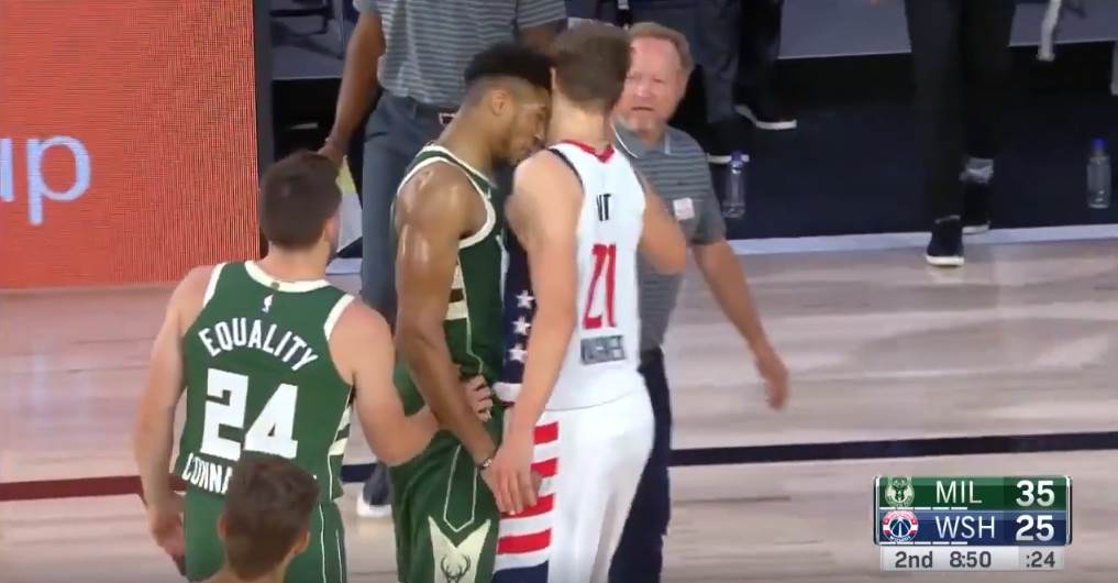  Janis-Adetokunbo-iskljucenje-NBA-liga-udarac-glavom-Milvoki-Baks-Vasington-Vizards 