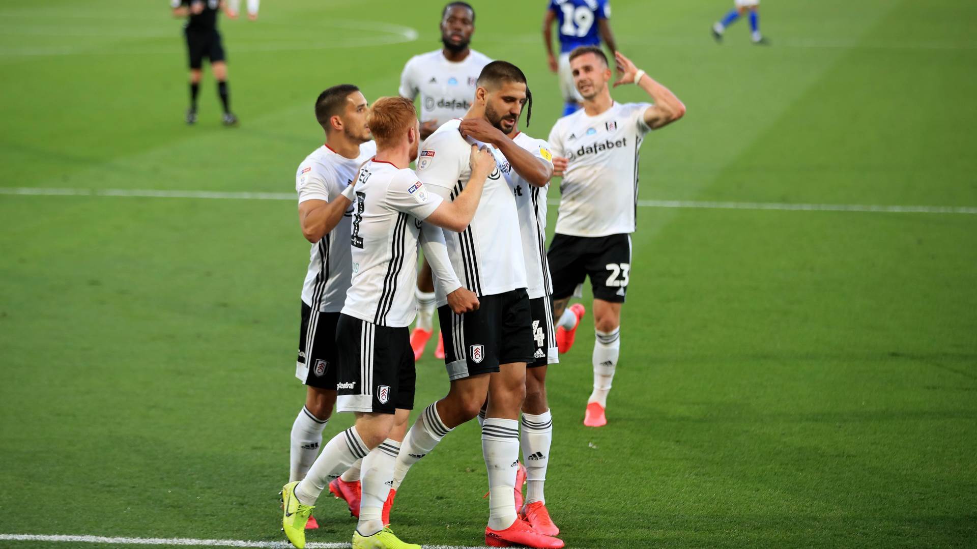  Englezi ga cene: Aleksandar Mitrović u finalu izbora za omiljenu nagradu svakog fudbalera! 