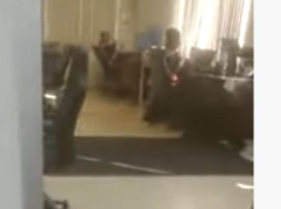  Šok u kancelariji: Prestravio se kada je vidio medvjeda koji je ušetao (VIDEO) 