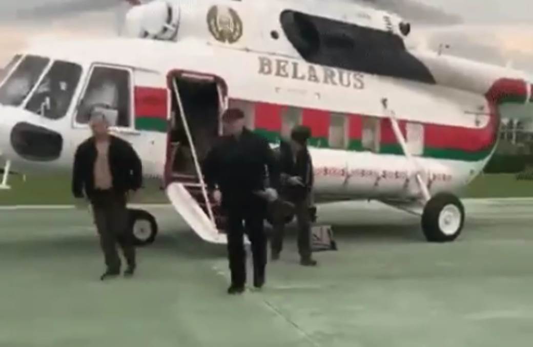  Dok Minsk ključa, Lukašenko sa automatskom puškom: U svoju rezidenciju doletio helikopterom i nosio pancir! VIDEO 