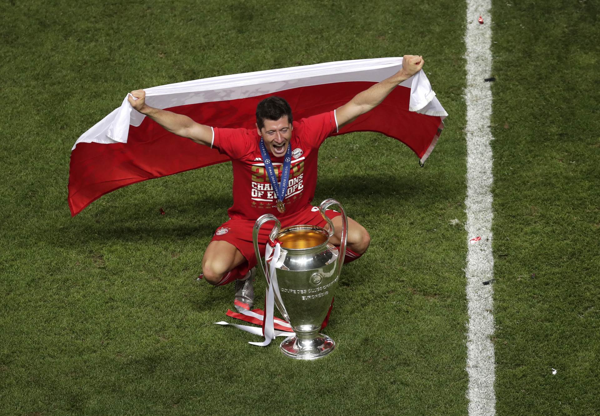  Robert Levandovski u krevetu sa peharom Lige šampiona 