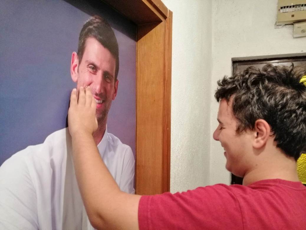  Novak-Djokovic-razlog-za-osmeh-Petar-decak-sa-autizmom-iz-Makedonije-prati-sve-Noletove-meceve 