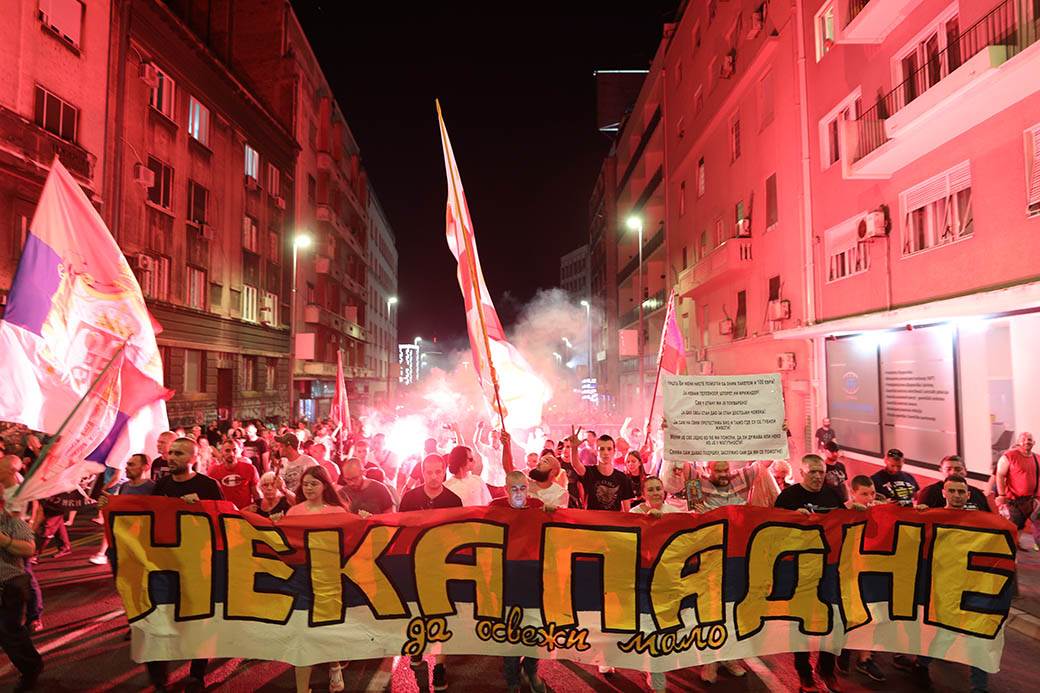  Beograd "gori" zbog Crne Gore: Hiljade ljudi u protestnoj šetnji (FOTO+VIDEO) 