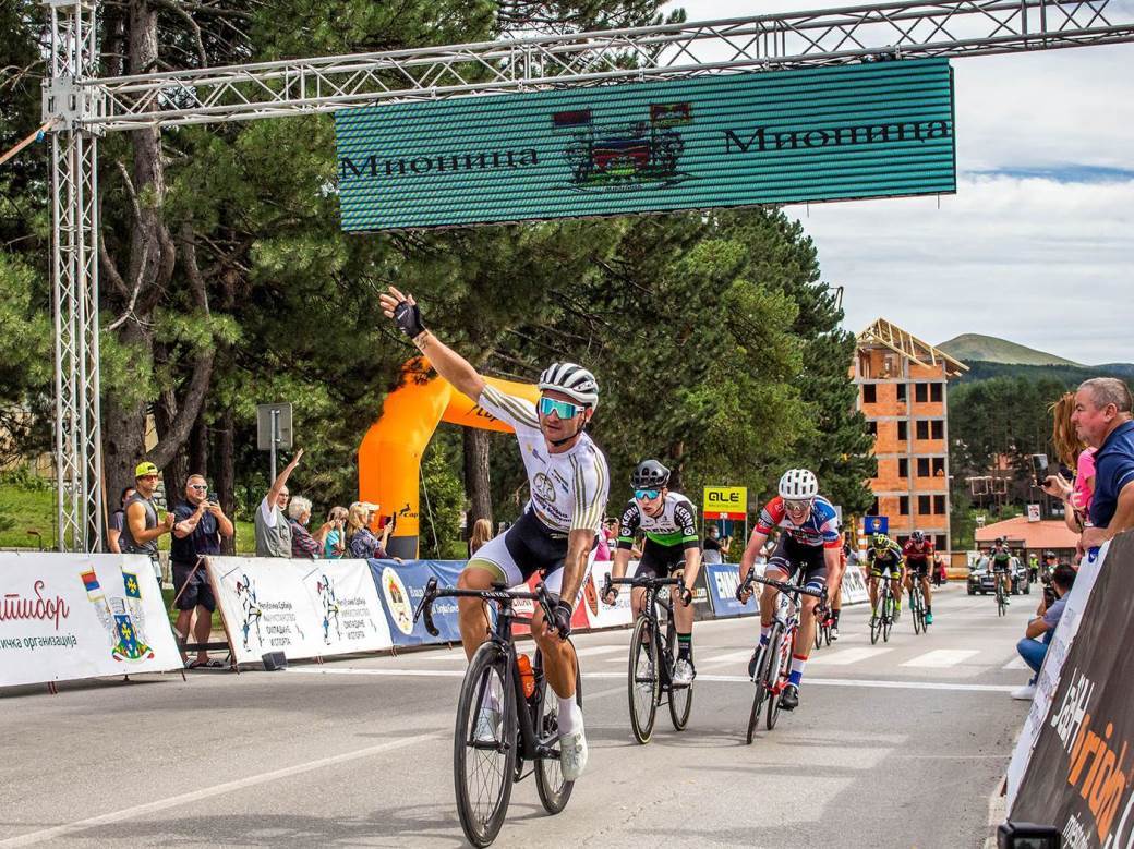  Trka kroz Srbiju: Roman Maikin pobjednik prve etape, biciklisti vozili preko ćurprije na Drini  