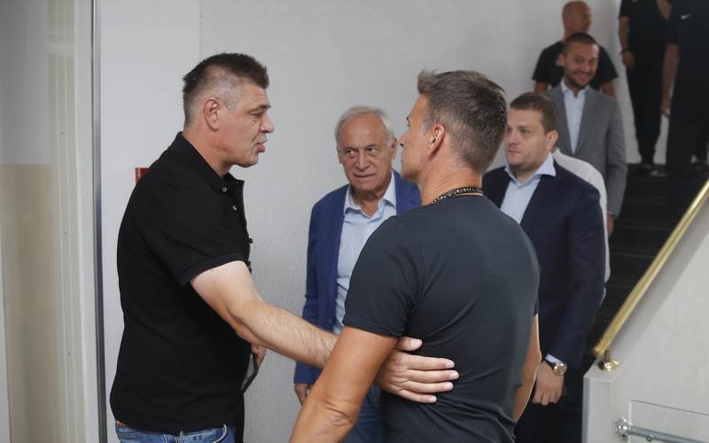  Kako je Milošević "predao štafetu" Stanojeviću: U Partizanu srdačni pozdravi i oproštaj od igrača (F 