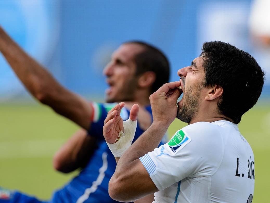 Luis Suarez - Đorđo Kjelini - ugriz a sada saigrači u Juventusu Luis Suarez - Đorđo Kjelini - ugriz a sada saigrači u Juventusu