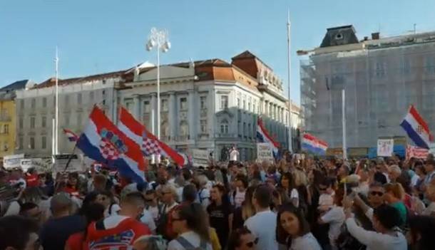  Zagreb: Na glavnom trgu nekoliko hiljada ljudi bez maski (VIDEO) 