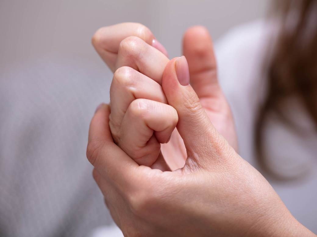  Ako vam "krckaju" prsti, obratite pažnju: Jedan simptom pravi razliku između bezazlene navike i opasne bolesti 