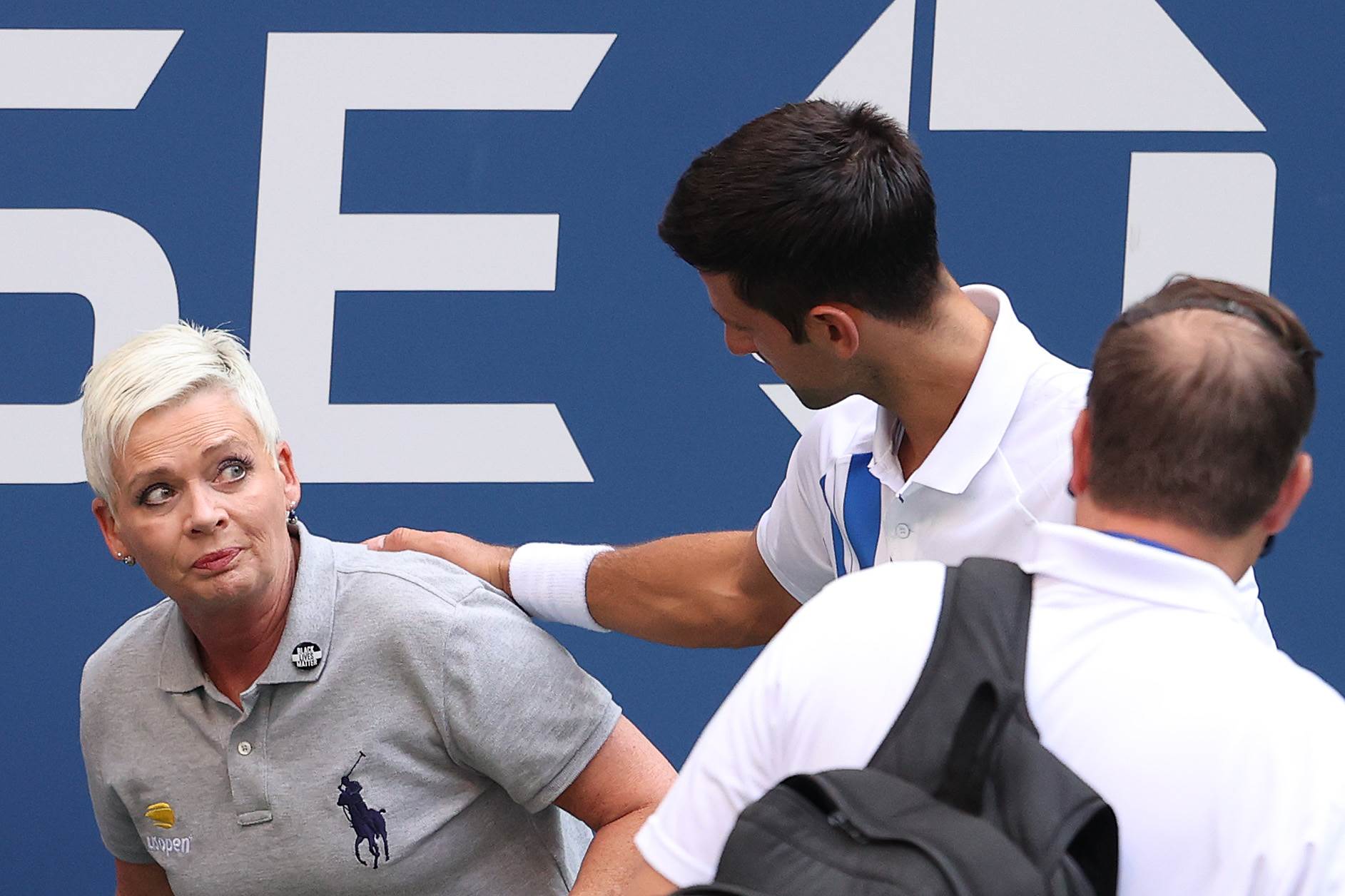  Novak-Djokovic-izbacen-sa-US-Opena-eliminisan-sa-turnira-pogodio-linijskog-sudiju-lopticom-u-vrat 