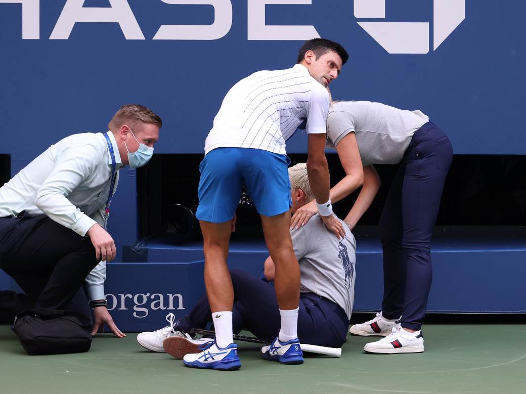  Novak-Djokovic-diskvalifikovan-US-open-VIDEO-pogodio-sudiju-lopticom 