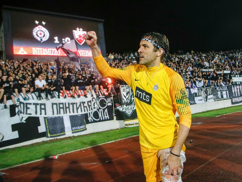  Igrači Partizana i Grobari - to je jedno: Fudbaleri delili navijačima "sezonske" 