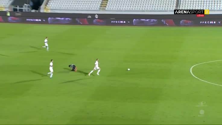  Faul na Sadiku, pa direktan crveni: Isključenje u Humskoj (VIDEO) 