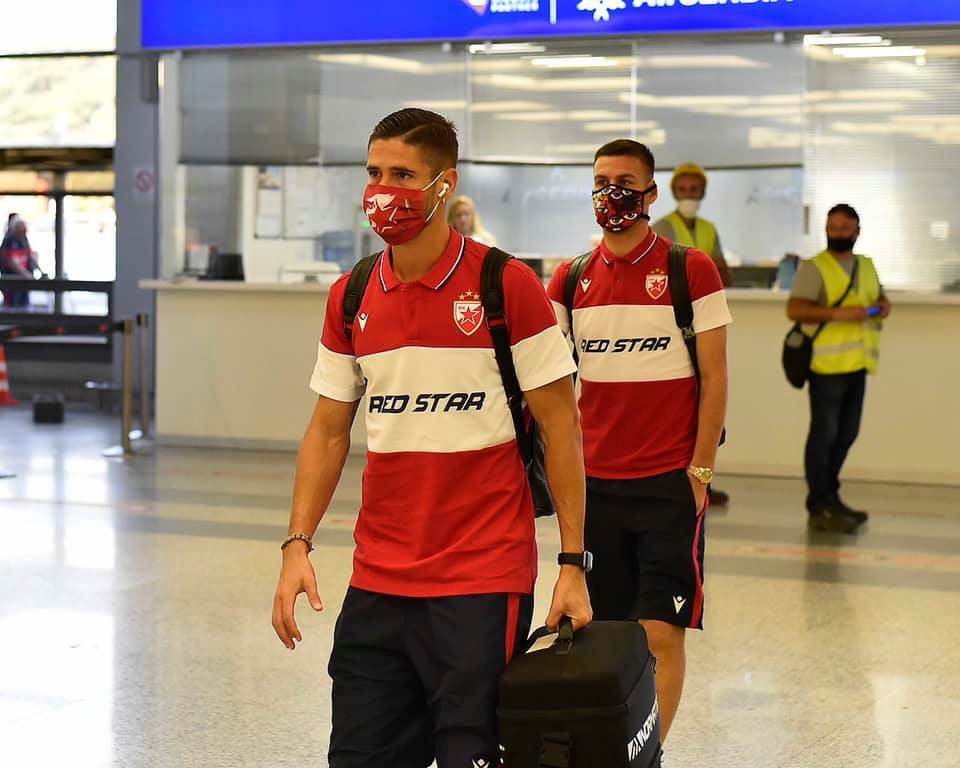  Crvena-zvezda-docek-na-Kipru-transparent-navijaci-APOEL-Kosovo-je-Srbija-bakljada-VIDEO 