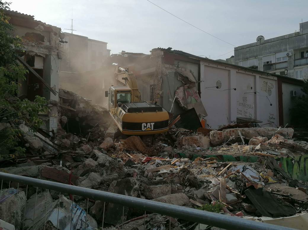  Počelo rušenje kina Kozara u Banjaluci FOTO/VIDEO 