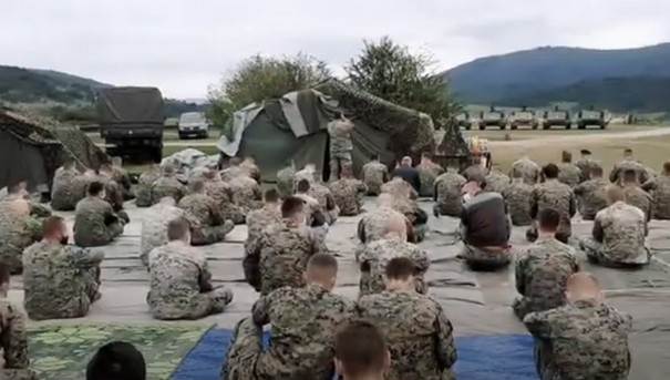  Vojnici OS BiH klanjali na Manjači, SDS zatražio hitno obustavljanje vojne vježbe (VIDEO) 