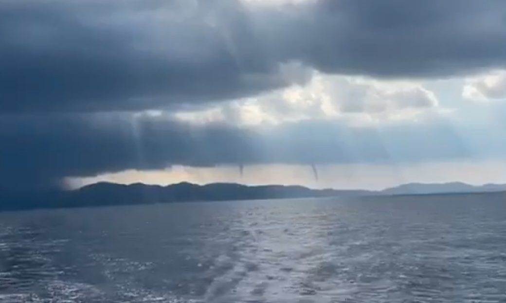  Kraj ljeta i na Jadranu: Stižu crni oblaci, dvije pijavice snimljene iznad mora (VIDEO) 
