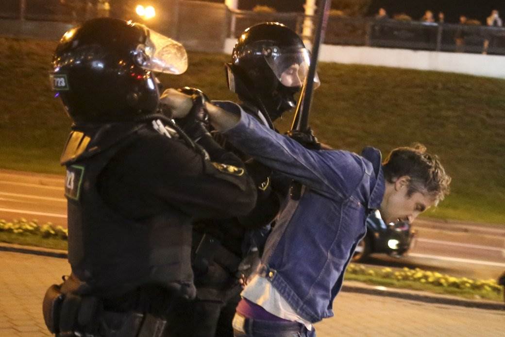  Svinjskim glavama na policiju! Protesti na ulicama Barselone, ima i uhapšenih 