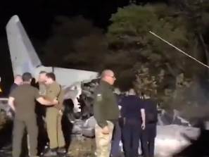  22 mrtvih u padu vojnog aviona: Užasne scene sa mjesta nesreće u Ukrajini (VIDEO) 