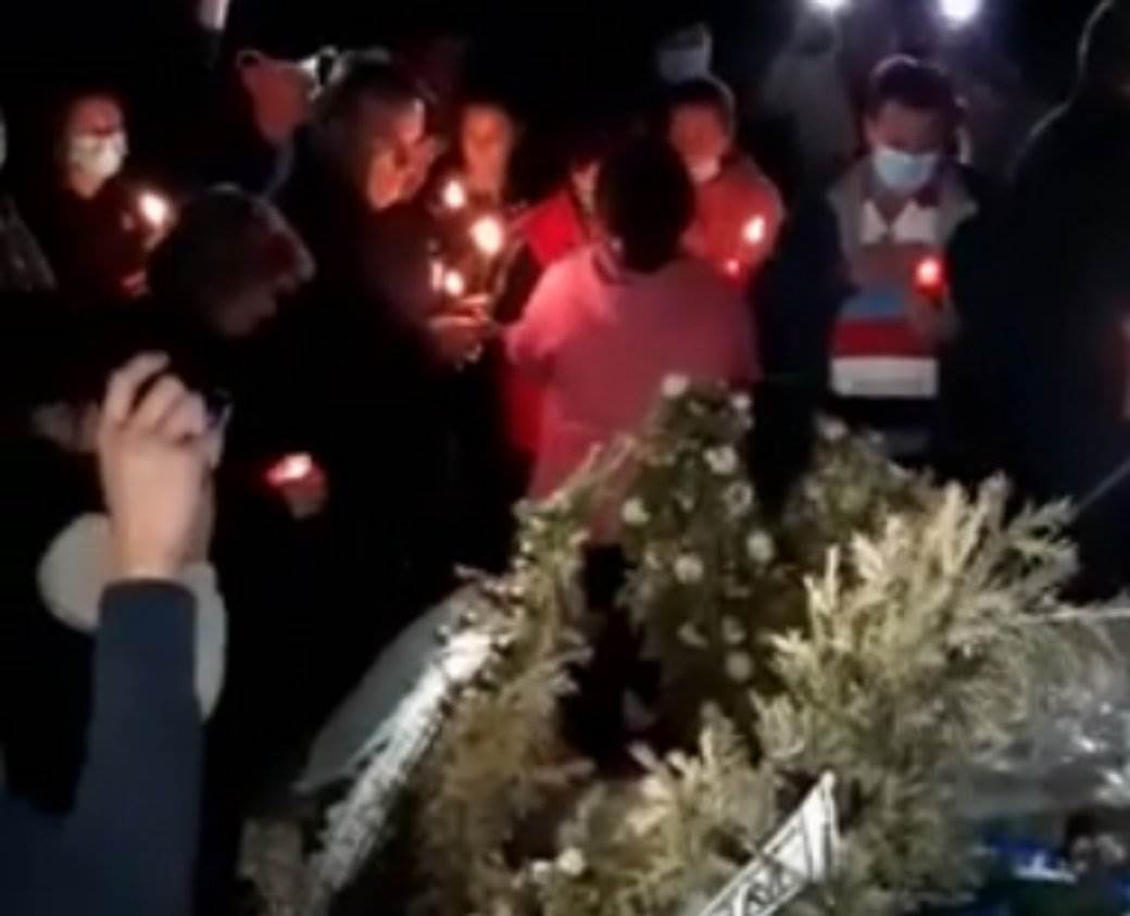  Izglasali mrtvog gradonačelnika, pa slavili na groblju: "Došli smo da mu čestitamo!" (VIDEO) 
