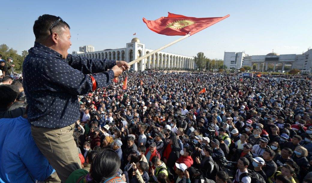  Haos u Kirgiziji: Demonstranti upali u zgradu vlade i parlamenta, ima mrtvih! (VIDEO) 