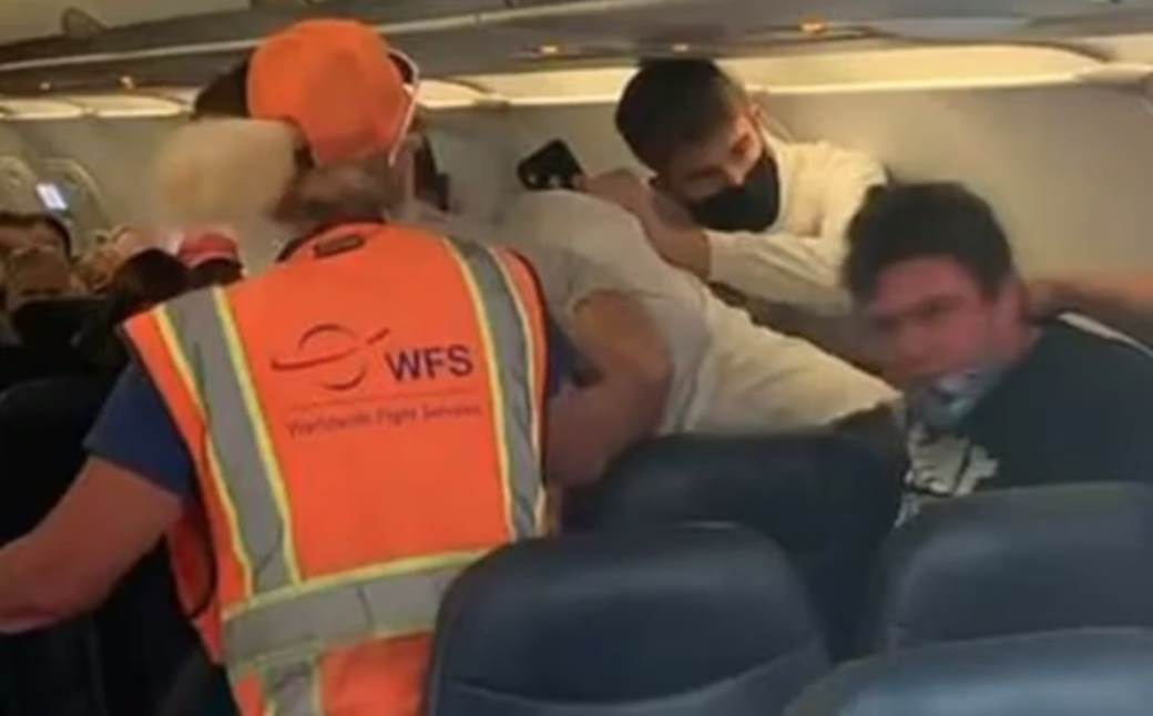  Opšti metež u avionu: Putnik nije htio da stavi masku, a onda je izbio pravi rat sa drugim putnicima! VIDEO 
