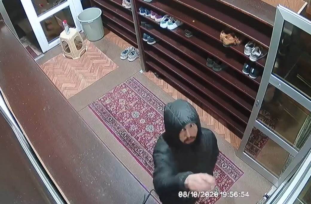  Frka u sarajevskoj džamiji: Kamera snimila lopova među vjernicima koji je ukrao dva para patika (VIDEO) 
