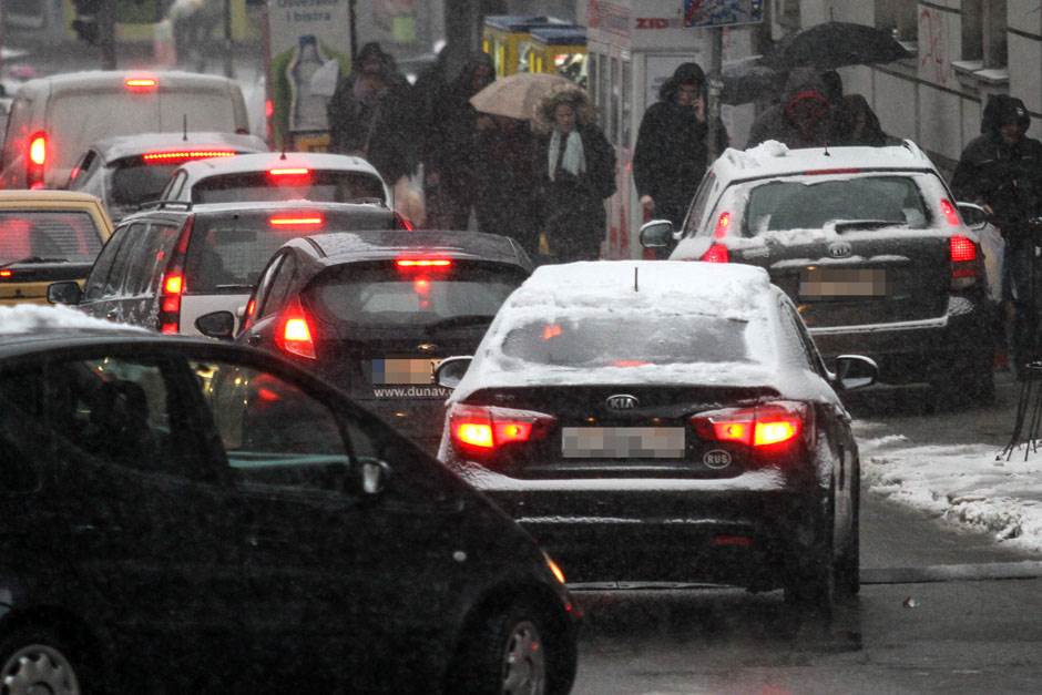  Bliži nam se snijeg: U dijelovima Slovenije saobraćaj obustavljen zbog padavina (FOTO) 