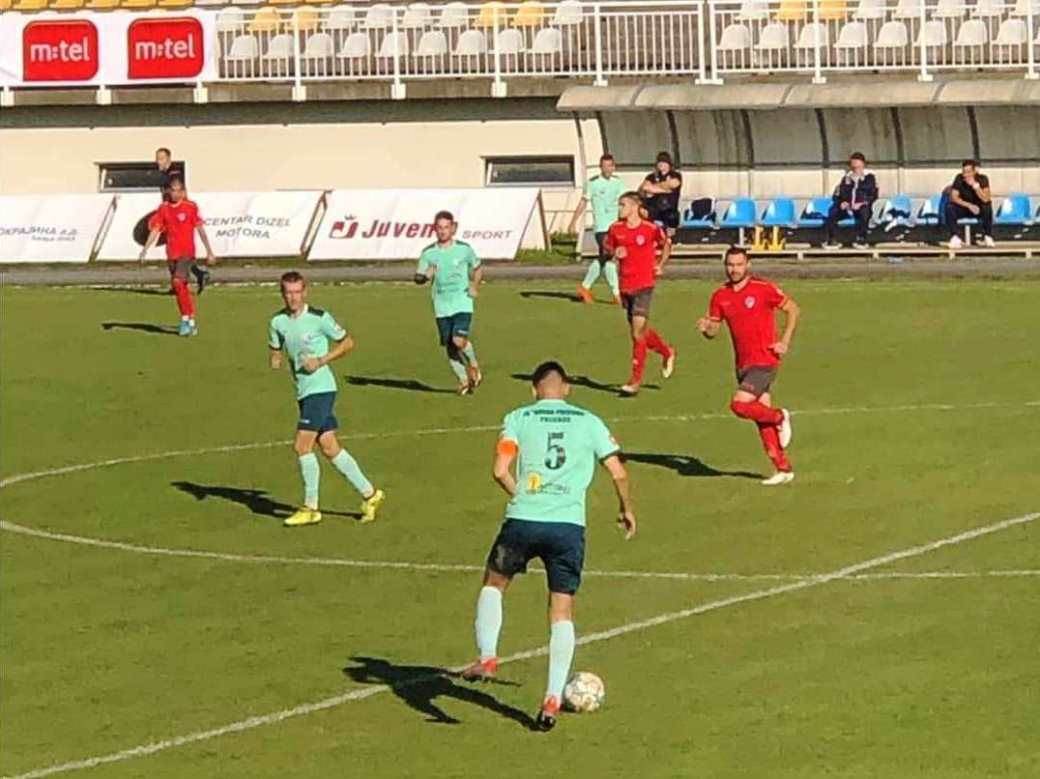 Nemanja Pekija s loptom