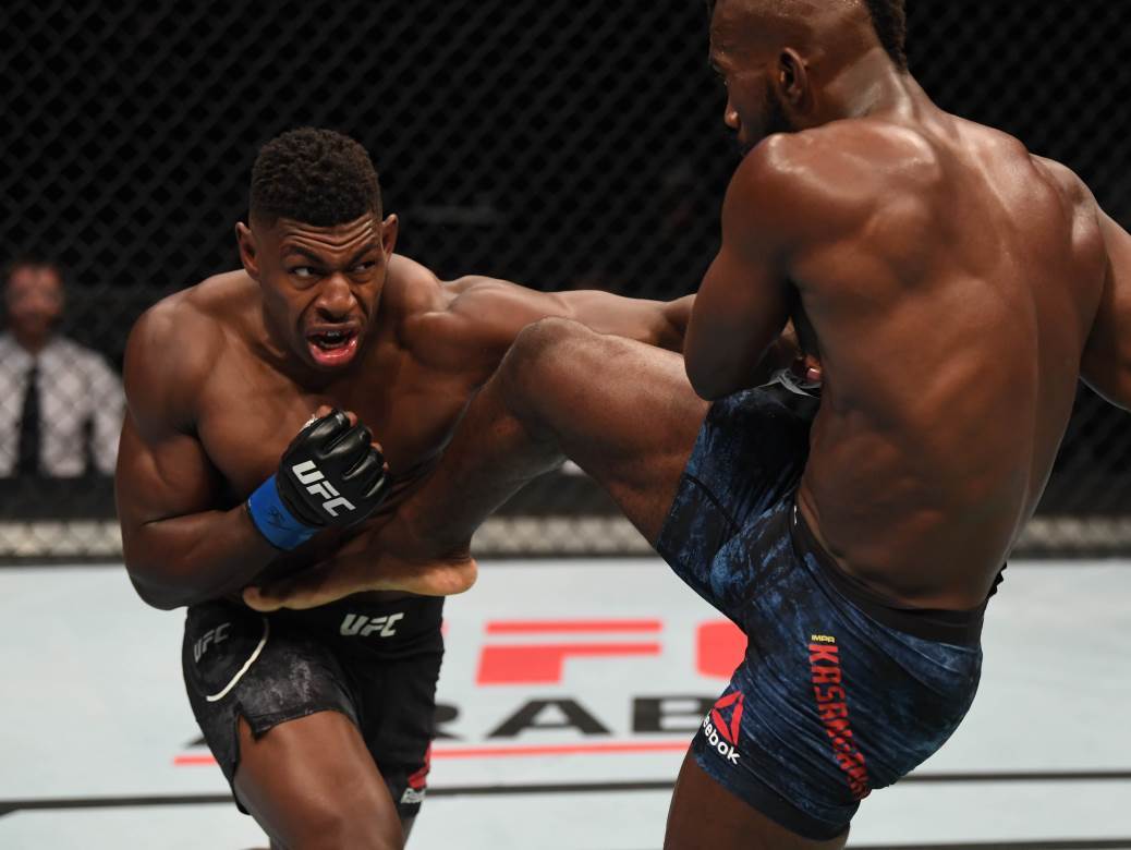  MMA takmičar radi u apoteci 