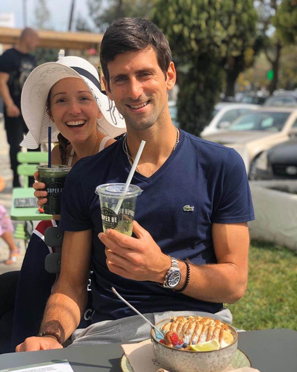  Nećete verovati, ali Novak Đoković sad jede - cveće! Zna prvi teniser sveta šta radi 