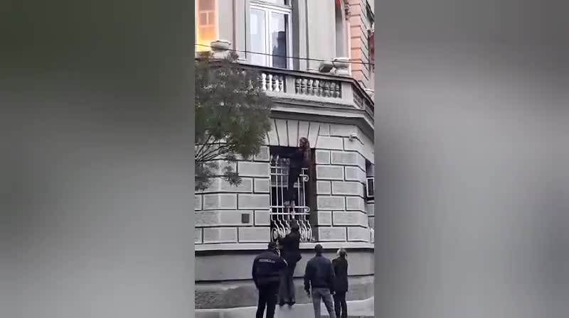  Otkriven razlog drame ispred Predsjedništva Srbije: Djevojka je visila na prozoru, policija je jedva spustila (VIDEO) 