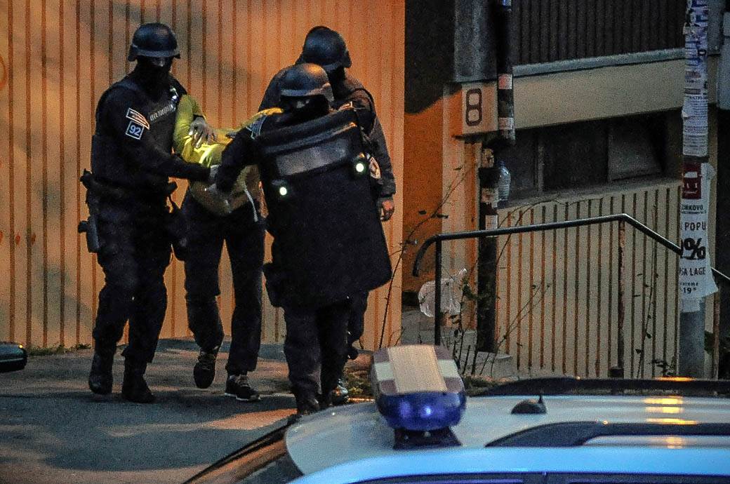 Uhapšen bombaš iz Novog Sada: Mladić (27) bacio bombu na policijsku stanicu! (VIDEO) 