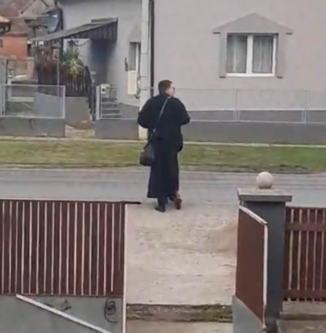  Sveštenik SPC oduševio Srbiju i postao hit na mrežama, pogledajte kako ide da "sveti kuće" (VIDEO) 
