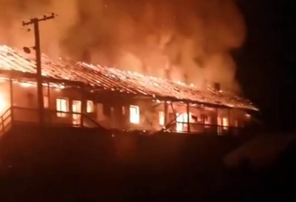  Požar u Baču zahvatio naselje, izgorela cijela stambena zgrada (VIDEO) 