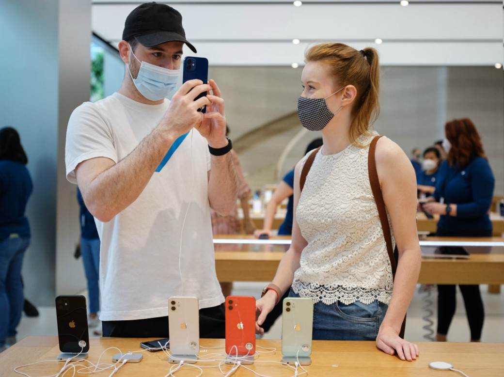 Ovako je protekao prvi dan prodaje iPhone 12 telefona (FOTO/VIDEO) 