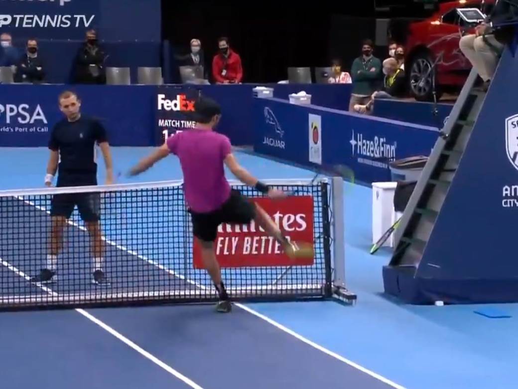  Teniser pobesneo, udarao u sudijinu stolicu: Šutirao i mrežu, protivnik se sklanjao (VIDEO) 