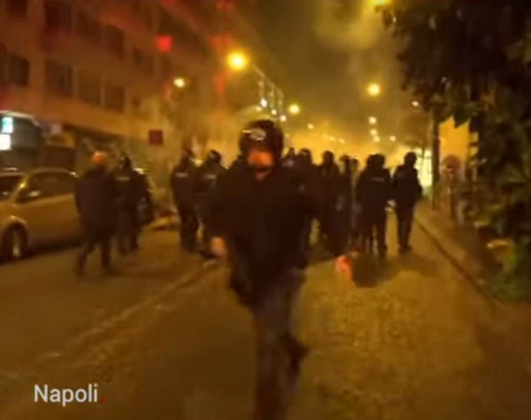  Žestok sukob zbog mjera: Okršaji demonstranata i policije u Napulju, ranjen jedan pripadnik snaga bezbjednosti! 