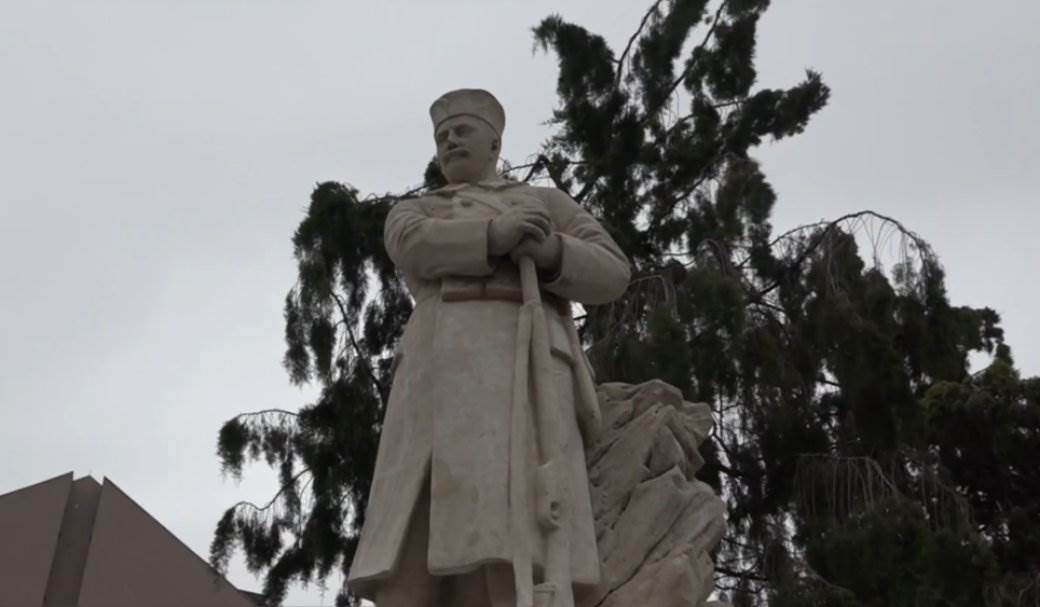  Oskrnavljen spomenik srpskom vojniku: U Požarevcu građani užasnuti zbog djela vandala (FOTO) 