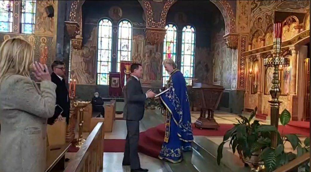  Grenel na liturgiji: Trampov savjetnik pred srpskim ikonama (FOTO) 
