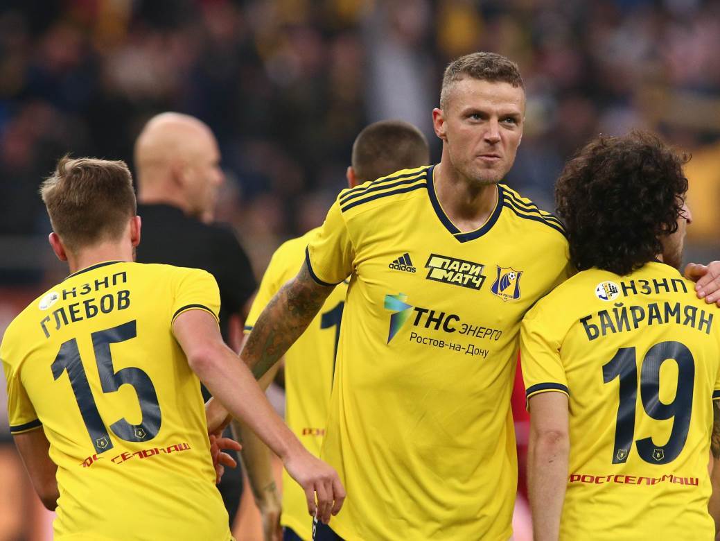  Rusima smetaju polugole žene: Zbog ''erotskog slikanja'' direktor dobio otkaz! 