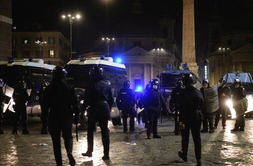  Haos u Italiji zbog novih mjera : Divljanje na ulicama, sukobi s policijom, bačene bombe! (FOTO, VIDEO) 