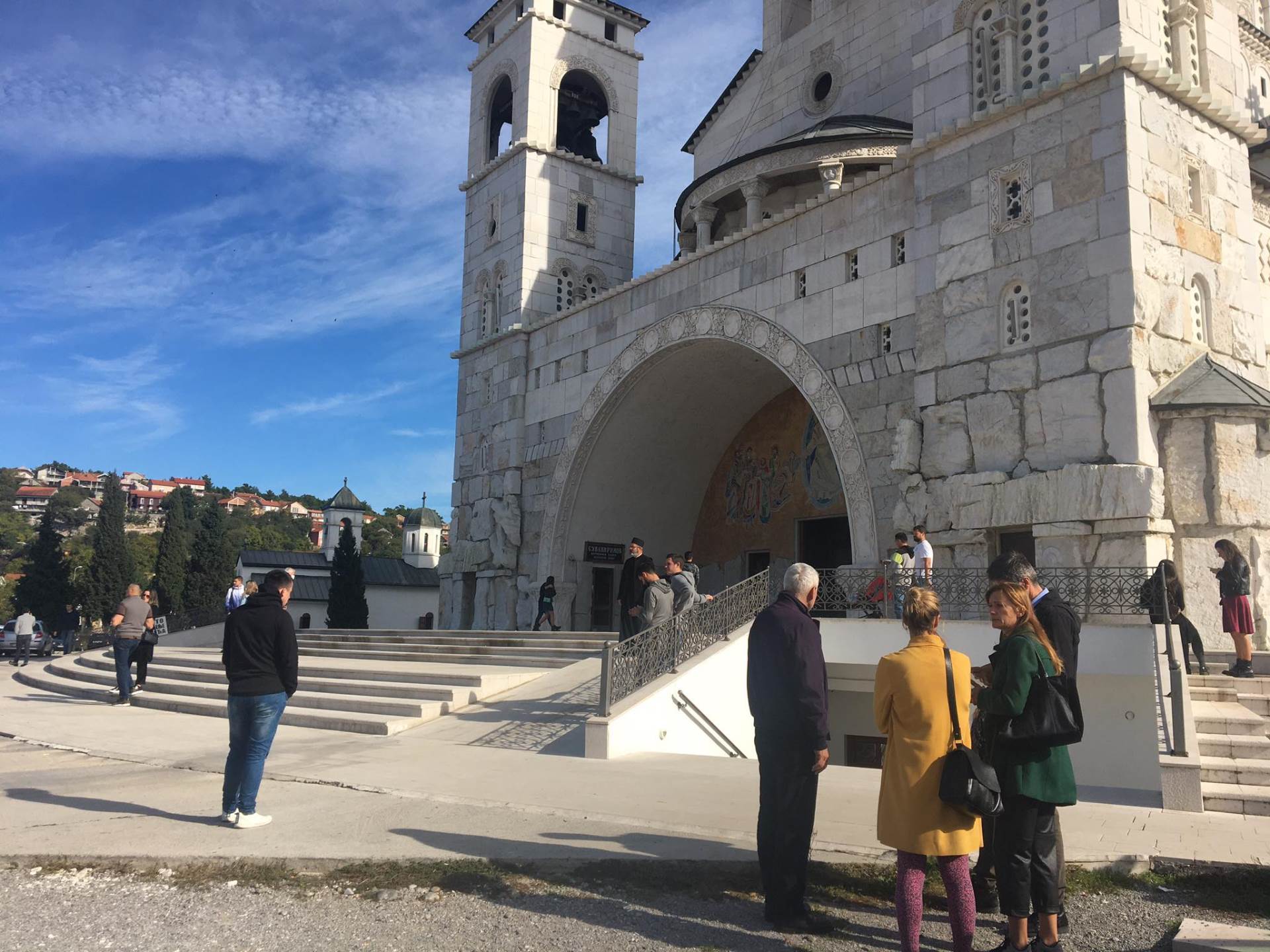  Narod počeo da se okuplja u Crnoj Gori: Ljudi došli ispred Sabornog hrama u Podgorici i Kliničkog centra! (FOTO, VIDEO) 