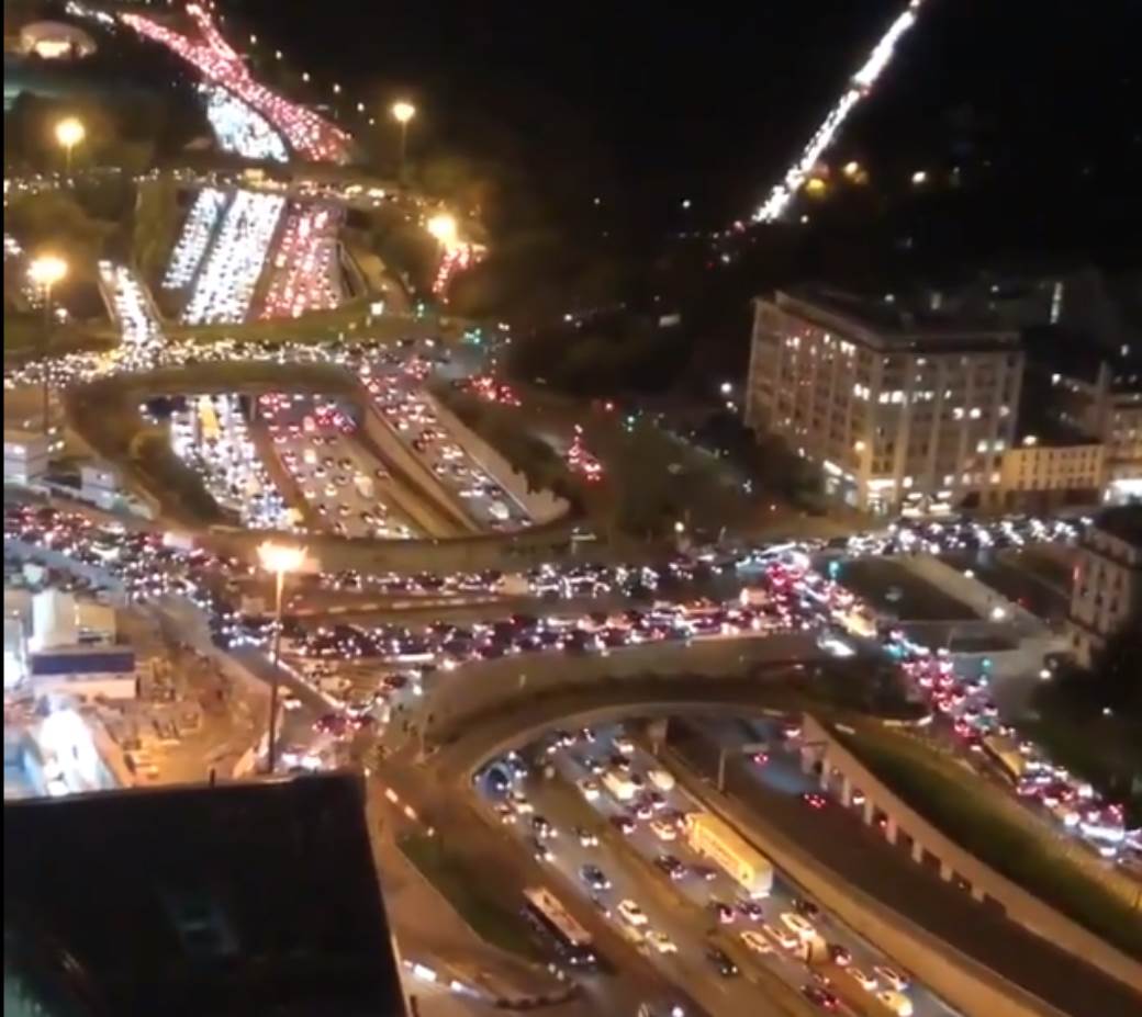  Nevjerovatni prizori iz Pariza: Ljudi masovno bježe, stvorile se kolone duge 700 km! (VIDEO) 